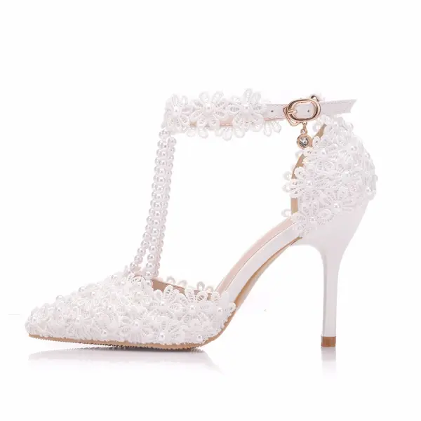 Charmant Blanche Chaussure De Mariée 2018 Faux Diamant Bride Cheville En Dentelle Perle Gland 9 cm Talons Aiguilles À Bout Pointu Mariage Talons Hauts