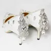 Luxe Blanche Chaussure De Mariée 2018 En Dentelle Métal Cristal Faux Diamant Cuir 9 cm Talons Aiguilles À Bout Pointu Mariage Escarpins
