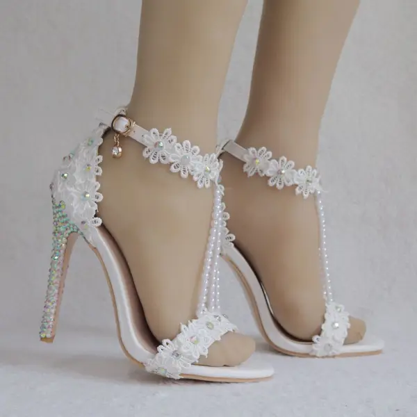 Charmant Weiß Brautschuhe 2018 Spitze Blumen Strass Knöchelriemen Perle T-Riemen 9 cm Stilettos Peeptoes Hochzeit Hochhackige