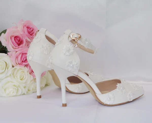 Chic / Belle Blanche Chaussure De Mariée 2018 En Dentelle Fleur Perle Bride Cheville 7 cm Talons Aiguilles À Bout Pointu Mariage Talons Hauts