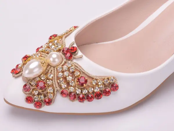 Style Chinois Blanche Chaussure De Mariée 2018 Perlage Papillon Faux Diamant Cristal Perle 5 cm Talons Aiguilles À Bout Pointu Mariage Escarpins