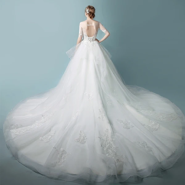 Élégant Ivoire Robe De Mariée 2018 Robe Boule En Dentelle Fleur Volants en Cascade Encolure Dégagée 1/2 Manches Cathedral Train Mariage
