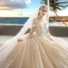 Luksusowe Szampan Suknie Ślubne 2018 Suknia Balowa Aplikacje Z Koronki Przy Ramieniu Kótkie Rękawy Bez Pleców Trenem Królewski