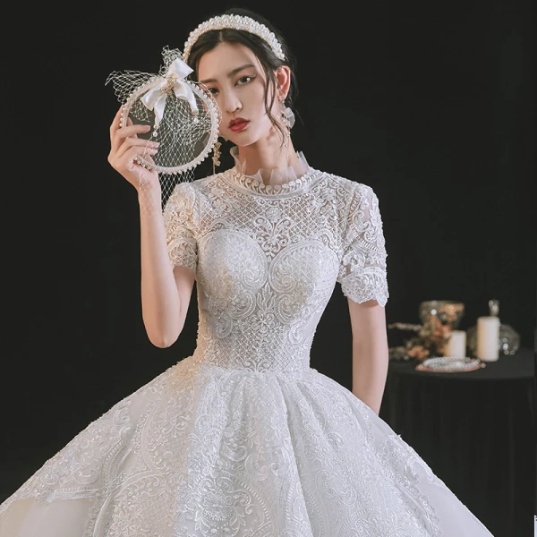 Élégant Haut de Gamme Ivoire Robe Boule Robe De Mariée 2021 Encolure Dégagée Perlage En Dentelle Fleur Manches Courtes Dos Nu Royal Train Mariage