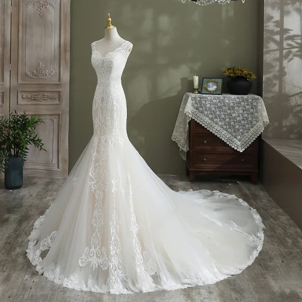 Charmant Ivory / Creme Meerjungfrau Brautkleider / Hochzeitskleider 2021 V-Ausschnitt Ärmellos Rückenfreies Spitze Blumen Hof-Schleppe Hochzeit