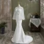 Mode Ivory / Creme Meerjungfrau Brautkleider / Hochzeitskleider 2021 Rundhalsausschnitt Pailletten Schleife Spitze Blumen Lange Ärmel Rückenfreies Sweep / Pinsel Zug Hochzeit