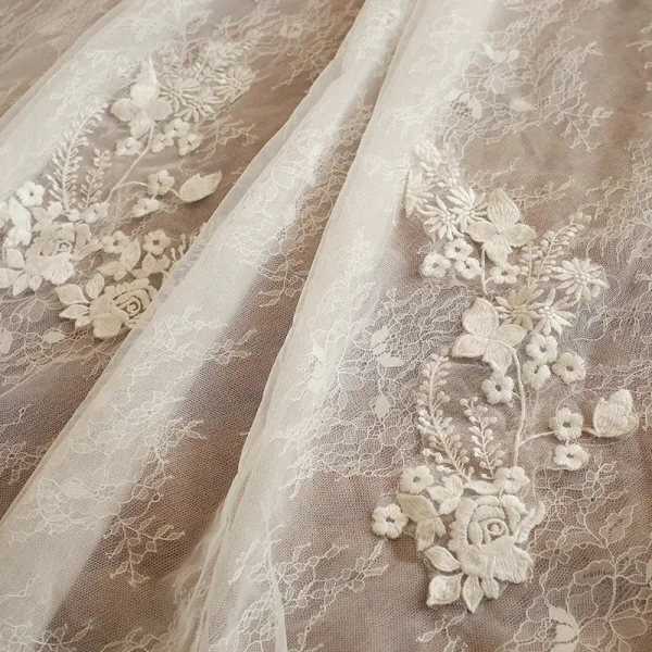 Elegant Elfenben Brudekjoler 2018 Ballkjole Blonder Appliques Krystall Kjæreste Ryggløse Uten Ermer Cathedral Train Bryllup