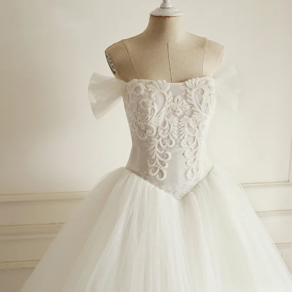 Elegante Weiß Handgefertigt Perlenstickerei Brautkleider 2018 Ballkleid Pailletten Off Shoulder Rückenfreies Ärmellos Kathedrale Schleppe Hochzeit
