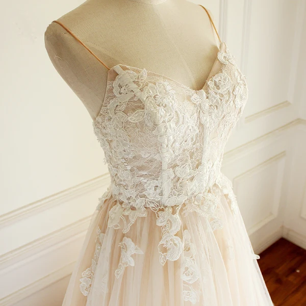 Elegant Champagne Wedding Dresses 2018 A-Line / Princess Beading Lace Appliques Spaghetti Straps Backless Sleeveless Chapel Train Wedding