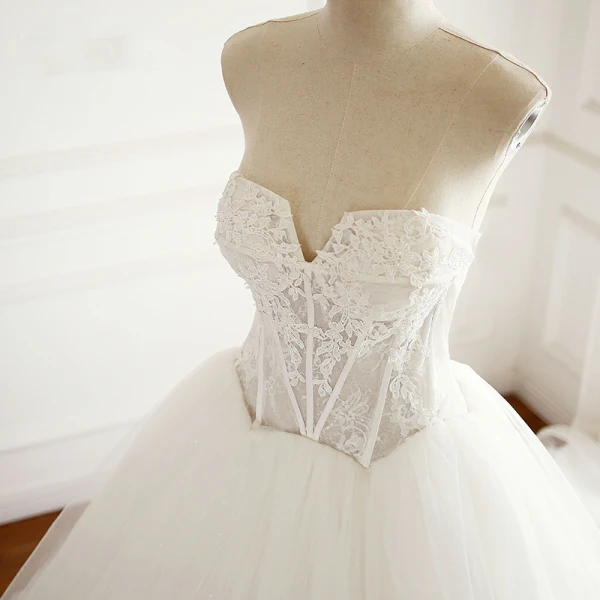 Elegant Hvit Puffy Brudekjoler 2018 Ballkjole Blonder Appliques Kjæreste Ryggløse Uten Ermer Cathedral Train Bryllup