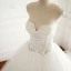 Elegant Hvit Puffy Brudekjoler 2018 Ballkjole Blonder Appliques Kjæreste Ryggløse Uten Ermer Cathedral Train Bryllup
