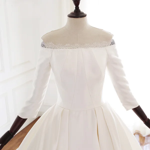 Vintage Elfenben Audrey Hepburn Stil Bröllopsklänningar 2019 Prinsessa Av Axeln 3/4 ärm Halterneck Domstol Tåg