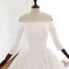 Vintage Ivory / Creme Audrey Hepburn-Stil Brautkleider / Hochzeitskleider 2019 A Linie Off Shoulder 3/4 Ärmel Rückenfreies Hof-Schleppe