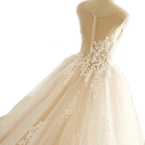 Élégant Champagne Gonflée Robe De Mariée 2018 Robe Boule Appliques V-Cou Sans Manches Cathedral Train Mariage