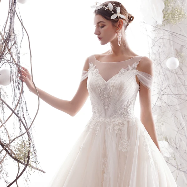 Élégant Champagne Robe De Mariée 2019 Princesse Encolure Dégagée Perlage En Dentelle Fleur Sans Manches Dos Nu Cathedral Train