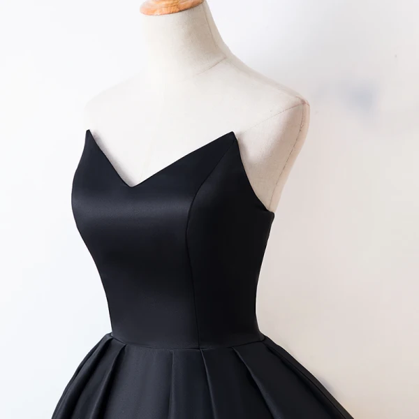 Enkel Svart Asymmetrisk Ballkjoler 2019 Prinsesse Strapless Uten Ermer Ryggløse Formelle Kjoler