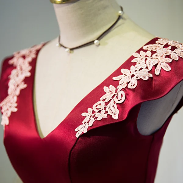 Mode Bordeaux de retour Courte Robe De Graduation 2021 Princesse V-Cou Noeud En Dentelle Fleur Sans Manches Dos Nu Robe De Ceremonie