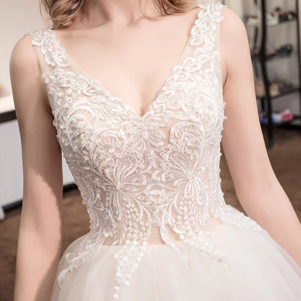 Élégant Champagne Robe De Mariée 2018 Robe Boule En Dentelle Fleur V-Cou Dos Nu Sans Manches Royal Train Mariage