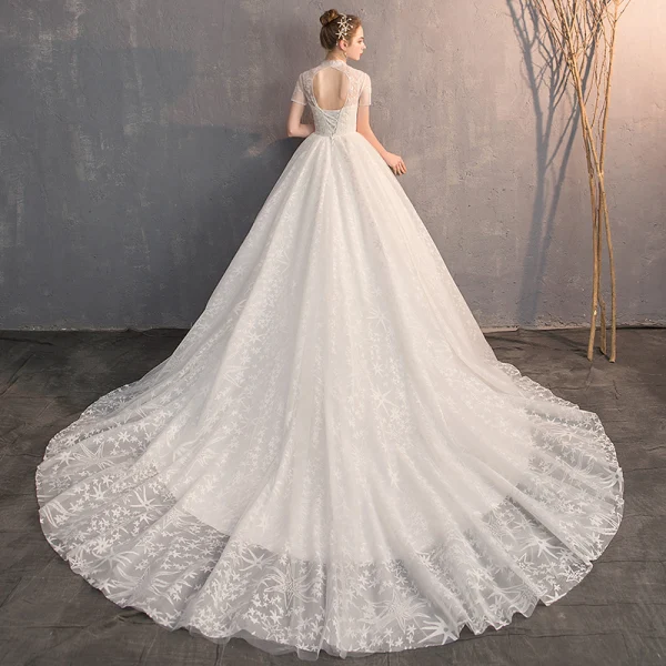 Élégant Ivoire Robe De Mariée 2019 Robe Boule Encolure Dégagée Perlage Cristal En Dentelle Fleur Manches Courtes Dos Nu Cathedral Train