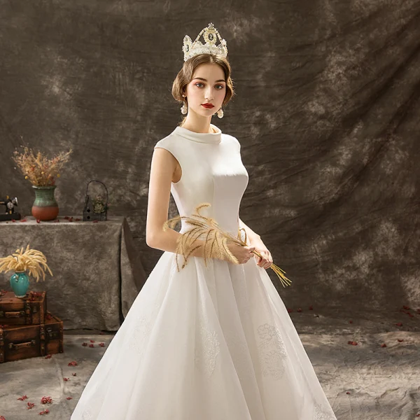 Élégant Couleur Unie Ivoire Robe De Mariée 2019 Princesse Encolure Dégagée Sans Manches En Dentelle Longue