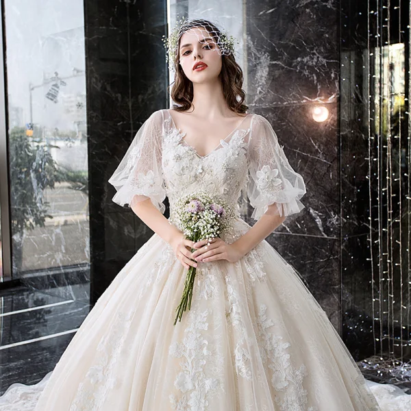 Charmig Champagne Bröllopsklänningar 2019 Balklänning V-Hals Appliqués Blomma Spets Pärla 1/2 ärm Halterneck Royal Train