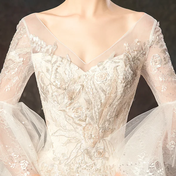 Élégant Champagne Robe De Mariée 2019 Robe Boule V-Cou En Dentelle Fleur Manches de cloche Dos Nu Cathedral Train