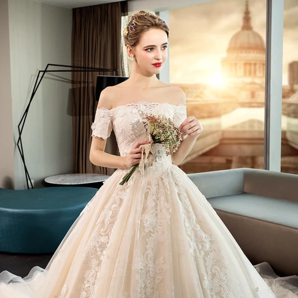 Élégant Ivoire Robe De Mariée 2019 Robe Boule Appliques En Dentelle Fleur De l'épaule Manches Courtes Dos Nu Royal Train