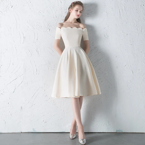 Modest / Simple Champagne Homecoming Graduation Dresses 2018 A-Line / Princess Off-The-Shoulder Backless Sleeveless Knee-Length Formal Dresses