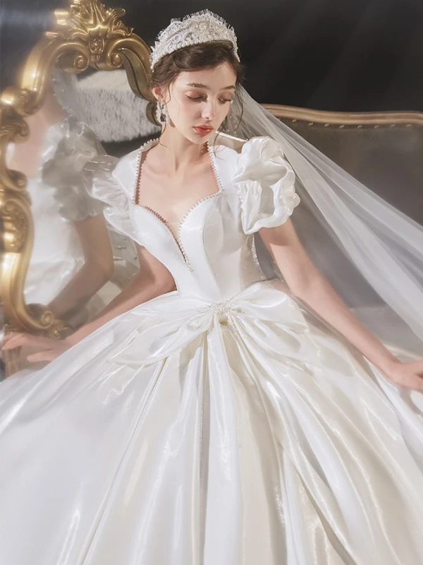 Style Victorien Vintage / Originale Ivoire Satin Robe De Mariée 2021 Robe Boule Perle Encolure Carrée Gonflée Manches Courtes Noeud Dos Nu Royal Train Mariage
