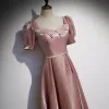 Élégant Rose Sombre Satin Robe De Bal 2021 Princesse Encolure Carrée Perle Ceinture Manches Courtes Dos Nu Longue Promo Robe De Ceremonie