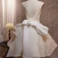 Charmant Beige Perle En Dentelle Fleur Courte Robe De Fête 2024 Bretelles Spaghetti Sans Manches Dos Nu Noeud Robe De Ceremonie