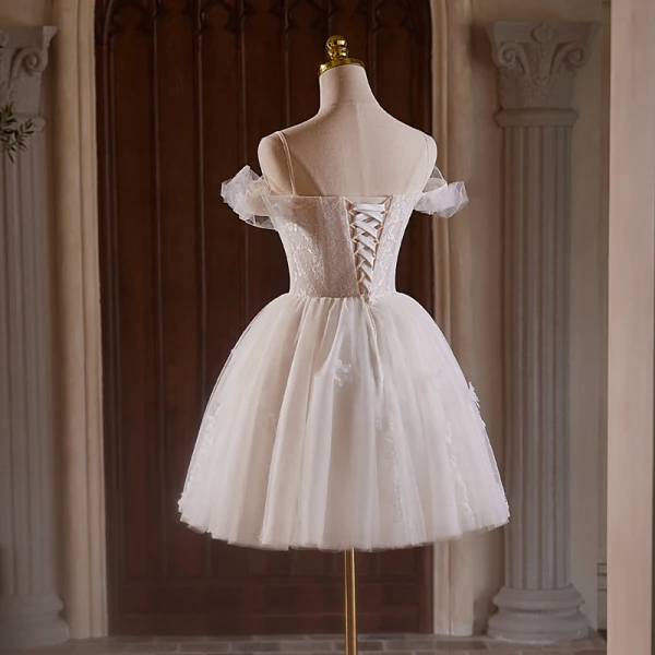 Charmant Blanche Perlage En Dentelle Fleur Appliques Courte Robe De Fête 2024 Robe Boule Bretelles Spaghetti Sans Manches Dos Nu Robe De Ceremonie