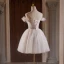 Charmant Blanche Perlage En Dentelle Fleur Appliques Courte Robe De Fête 2024 Robe Boule Bretelles Spaghetti Sans Manches Dos Nu Robe De Ceremonie