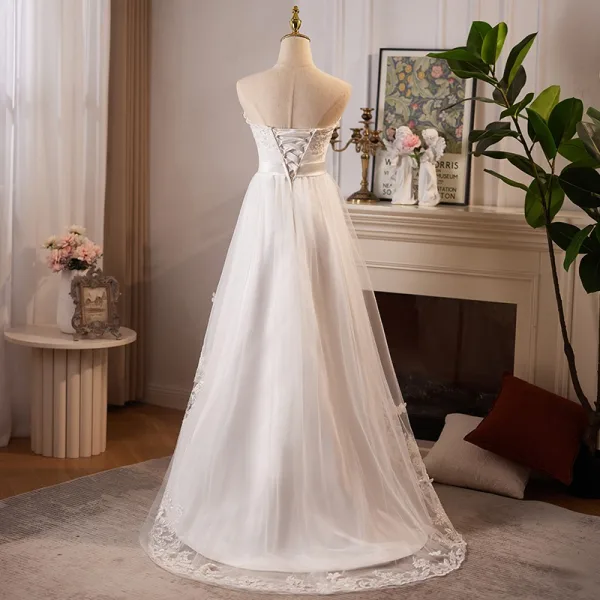 Schlicht Weiß Strass Spitze Blumen Applikationen Leichtes Brautkleider / Hochzeitskleider 2024 A Linie Bandeau Ärmellos Rückenfreies Sweep / Pinsel Zug Hochzeit