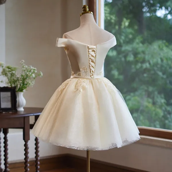 Schlicht Champagner Spitze Blumen Schleife Stoffgürtel Kurze Partykleider 2024 Ballkleid Off Shoulder Ärmellos Rückenfreies Abend Festliche Kleider