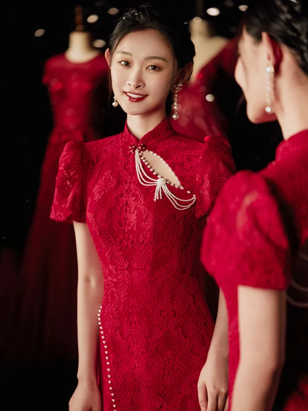 Style Chinois Haut de Gamme Bordeaux Dentelle Cheongsam Robe De Soirée 2021 Princesse Col Haut Perle En Dentelle Fleur Manches Courtes Dos Nu Train De Balayage Soirée Robe De Ceremonie