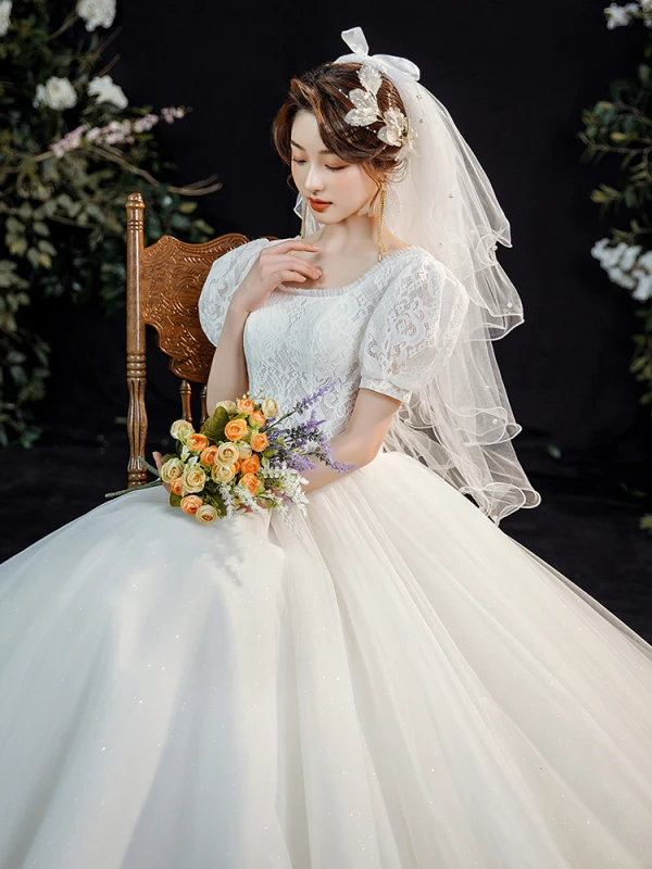 Viktorianischer Stil Vintage Ivory / Creme Spitze Blumen Brautkleider / Hochzeitskleider 2021 A Linie Eckiger Ausschnitt Kurze Ärmel Rückenfreies Hof-Schleppe Hochzeit