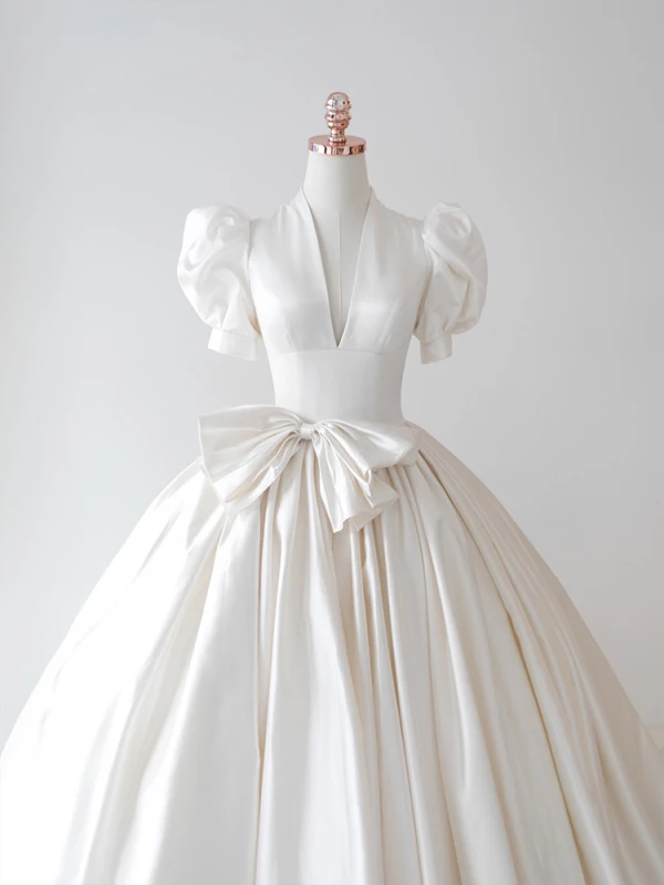 Haut de Gamme Ivoire Satin Robe De Mariée 2021 Robe Boule V-Cou Manches Courtes Dos Nu Royal Train Mariage