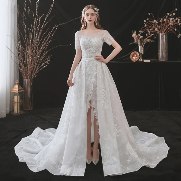 Charmant Ivory / Creme Gespaltete Front Brautkleider / Hochzeitskleider 2021 A Linie Rundhalsausschnitt Perlenstickerei Spitze Blumen Stoffgürtel Kurze Ärmel Rückenfreies Hochzeit Königliche Schleppe