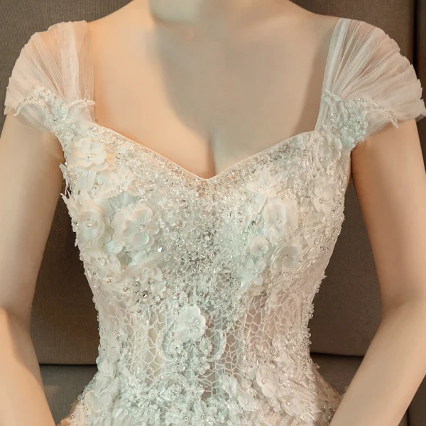Charmant Champagner Brautkleider / Hochzeitskleider 2019 A Linie Eckiger Ausschnitt Applikationen Perlenstickerei Spitze Blumen Pailletten Ärmellos Rückenfreies Königliche Schleppe