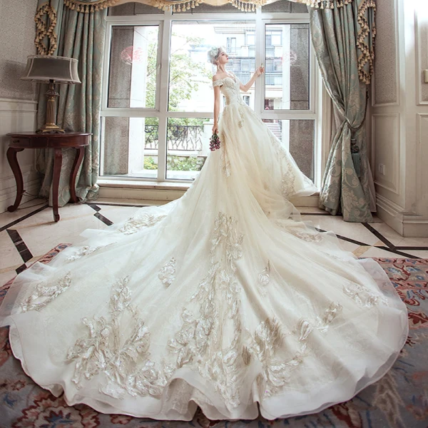 Schöne Champagner Brautkleider / Hochzeitskleider 2019 A Linie Off Shoulder Perlenstickerei Strass Spitze Blumen Kurze Ärmel Rückenfreies Königliche Schleppe