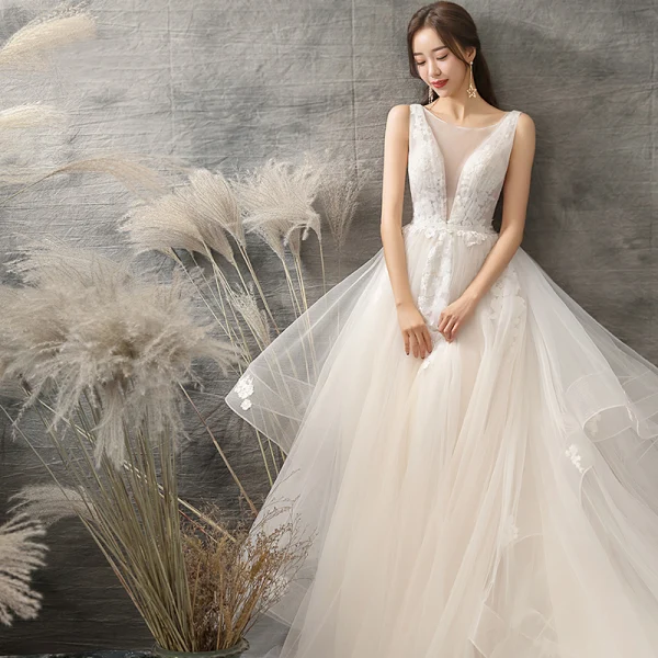 Élégant Champagne Robe De Mariée 2019 Princesse Encolure Dégagée Appliques Cristal En Dentelle Fleur Sans Manches Dos Nu Chapel Train