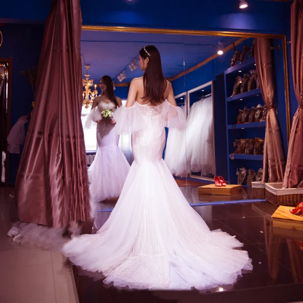 Élégant Blanche Robe De Mariée 2019 Trompette / Sirène Bretelles Spaghetti Paillettes Manches Courtes Dos Nu Cathedral Train