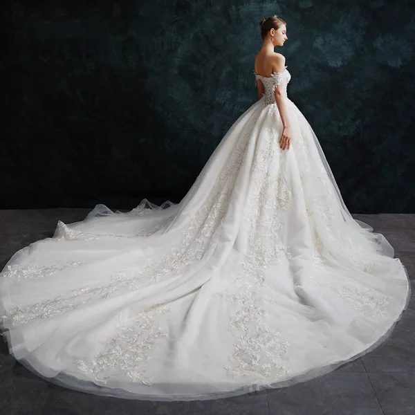 Style Audrey Hepburn Ivoire Robe De Mariée 2019 Princesse De l'épaule Paillettes Cristal En Dentelle Fleur Manches Courtes Dos Nu Cathedral Train