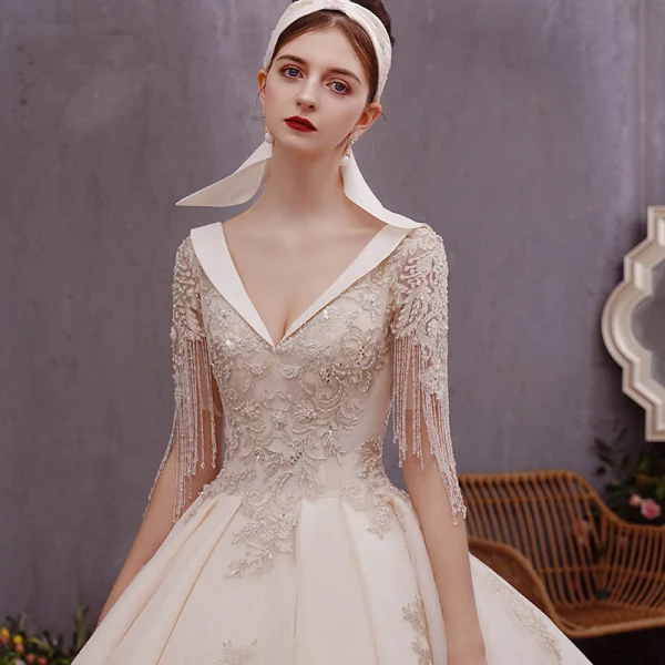 Charmant Champagner Brautkleider / Hochzeitskleider Ballkleid 2019 Tiefer V-Ausschnitt Perlenstickerei Quaste Perle Spitze Blumen Pailletten Kurze Ärmel Rückenfreies Königliche Schleppe
