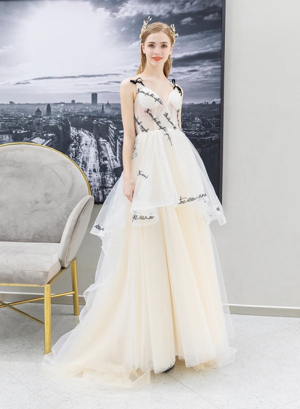 Modern / Fashion Champagne Evening Dresses 2019 A-Line / Princess Spaghetti Straps Bow Sleeveless Backless Sweep Train Formal Dresses