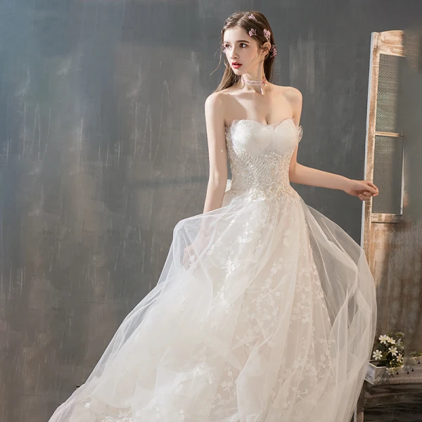 Style Audrey Hepburn Champagne Robe De Mariée 2019 Princesse Bustier Perlage Paillettes Appliques En Dentelle Fleur Sans Manches Dos Nu Noeud Chapel Train