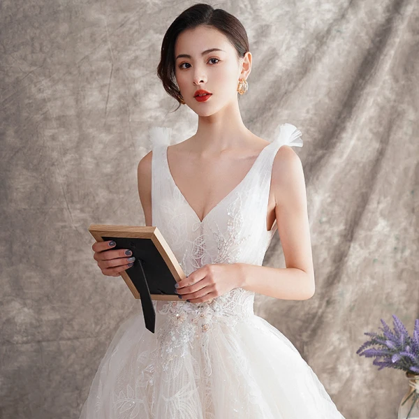 Schöne Ivory / Creme Brautkleider / Hochzeitskleider 2019 A Linie V-Ausschnitt Perlenstickerei Pailletten Perle Spitze Blumen Ärmellos Rückenfreies Kapelle-Schleppe
