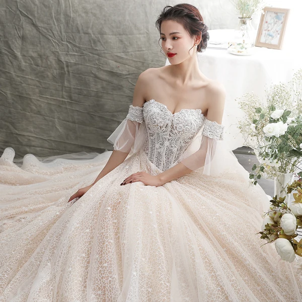 Stilig Champagne Bröllopsklänningar 2019 Prinsessa Av Axeln Beading Spets Blomma Ärmlös Halterneck Chapel Train