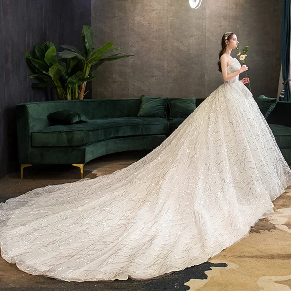 Chic Ivoire Robe De Mariée 2019 Robe Boule Bustier Paillettes En Dentelle Fleur Sans Manches Dos Nu Royal Train